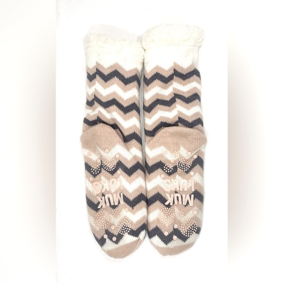NWOT Muk Luks Dusty Rose Grip Socks Chenille Cabin Socks Chevron Gray White - Picture 3 of 3